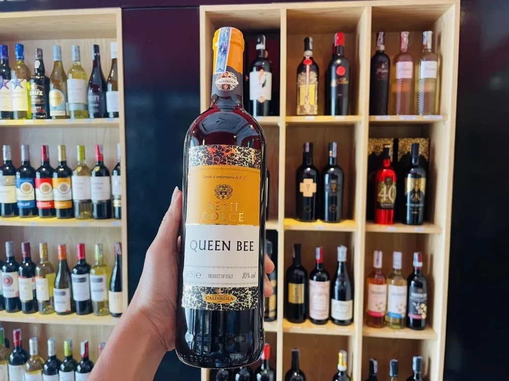 Mua rượu vang đỏ Queen Bee Semi Dolce giá tốt ở Đà Nẵng tại Hải Gia Cát