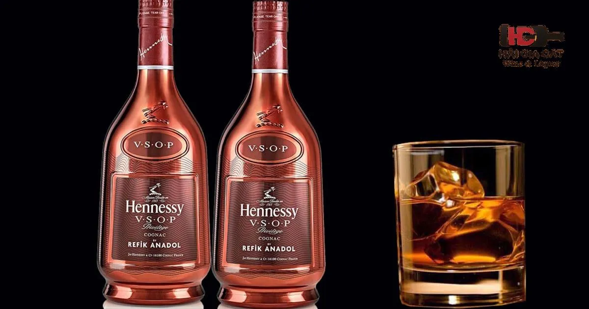 Uống rượu hennessy với đá