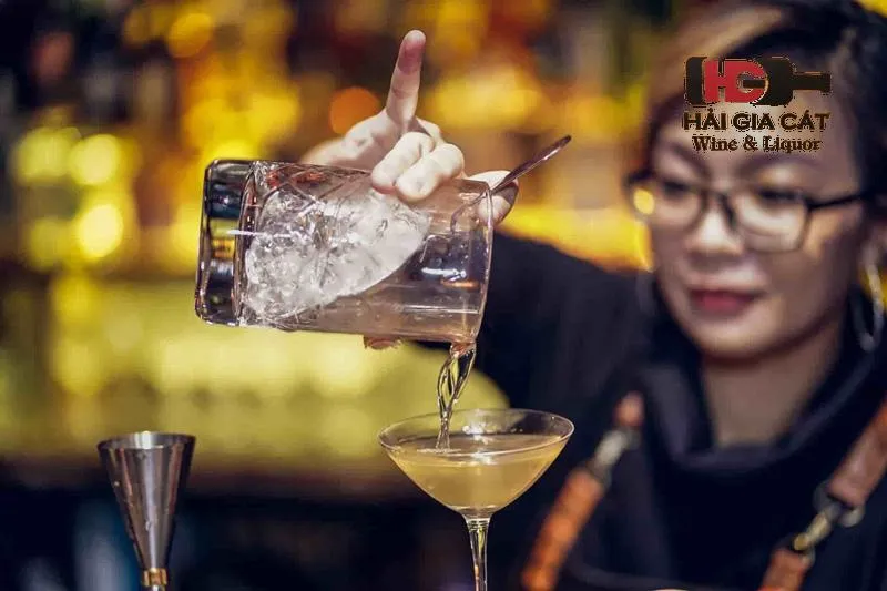 Sử dụng ly trộn cocktail