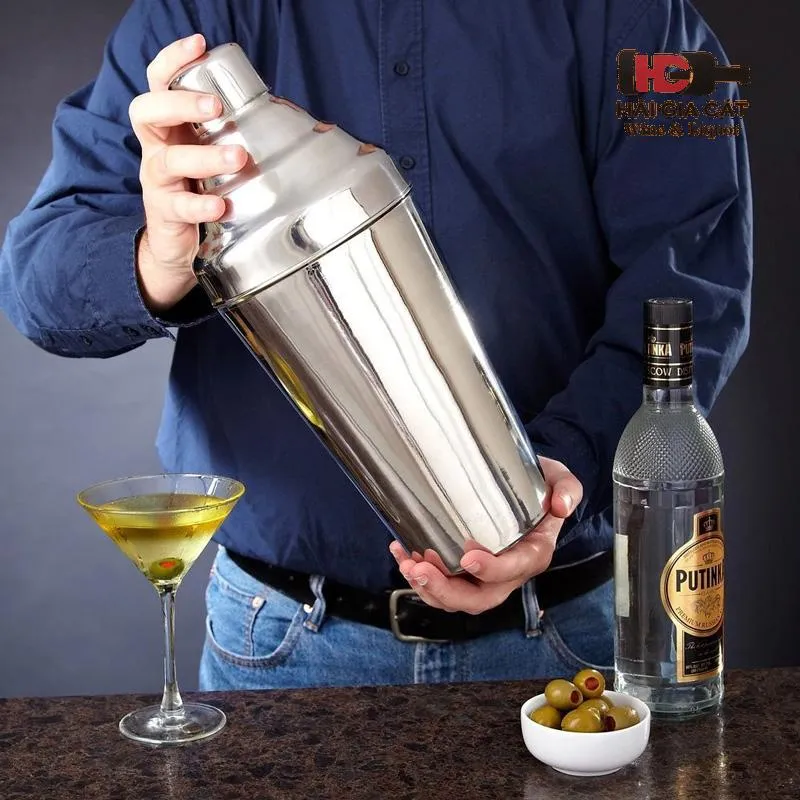Pha chế cocktail bằng bình lắc