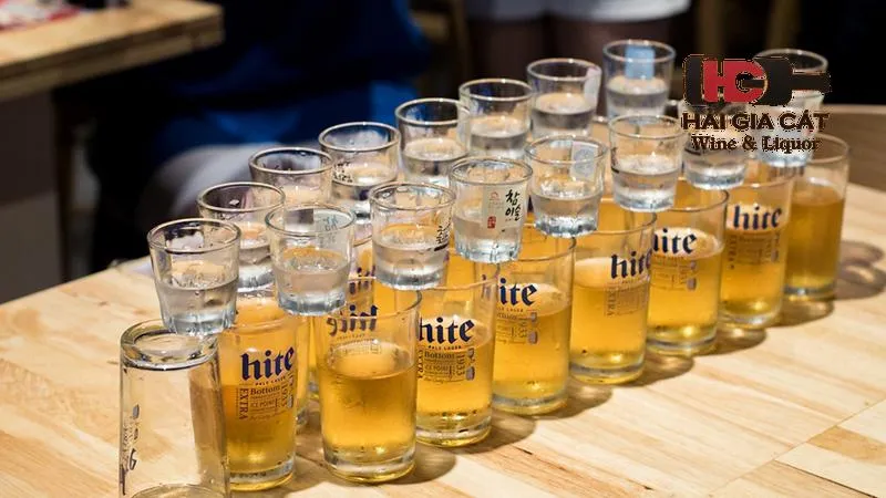Rượu soju pha với bia - Soju Bomb