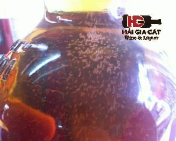 Cách kiểm tra rượu Hennessy thật bằng bọt khí khi lắc chai