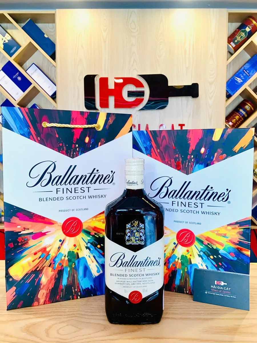 Ruou Ballantines Finest Hop Qua Tet 2025