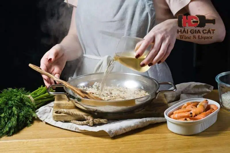 Rượu vang trắng làm nguyên liệu để nấu ăn