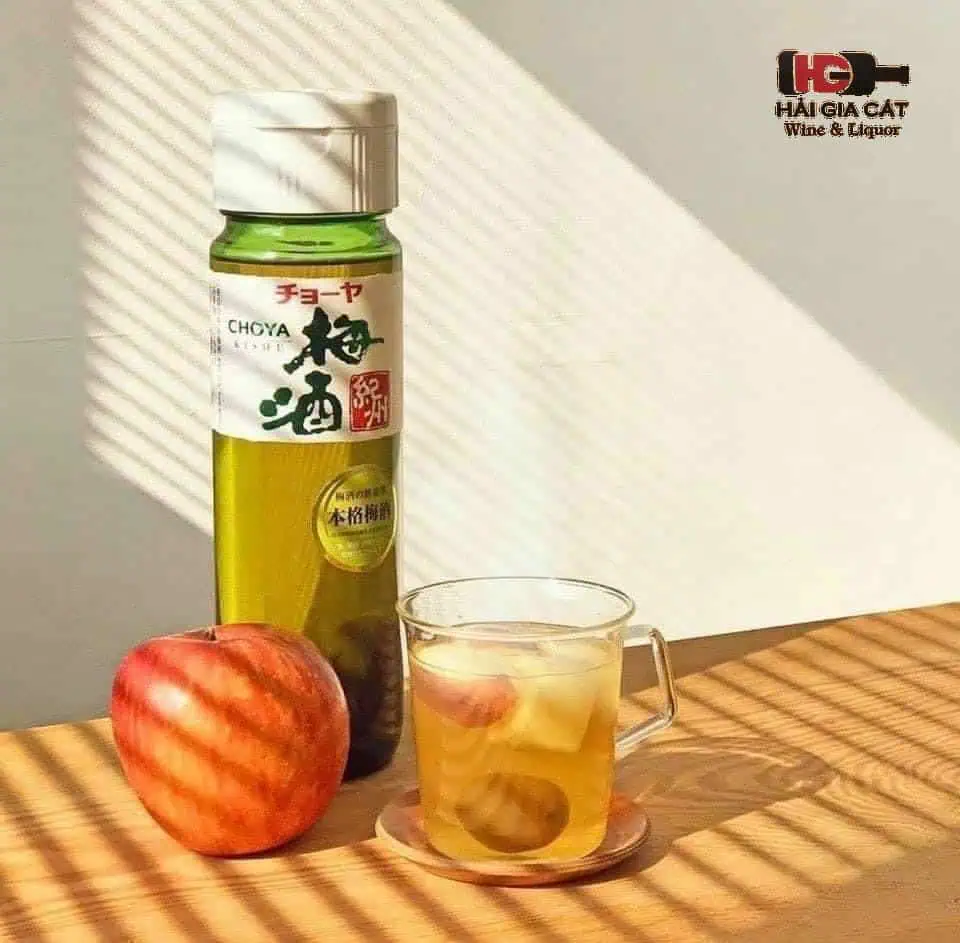 Uống rượu mơ Nhật Bản ướp lạnh 