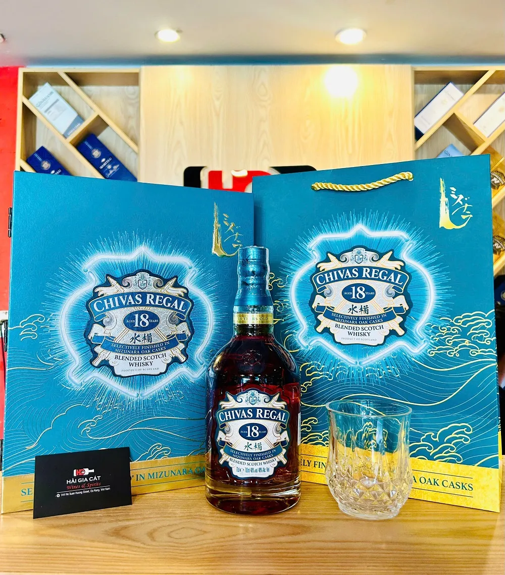 Ruou Chivas 18 Mizunara Hop Qua Tet 2026