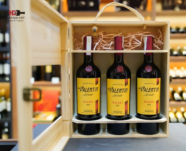 Rượu vang Malbec nổi bật với màu sắc sẫm và hương vị đậm đà, toàn thân.