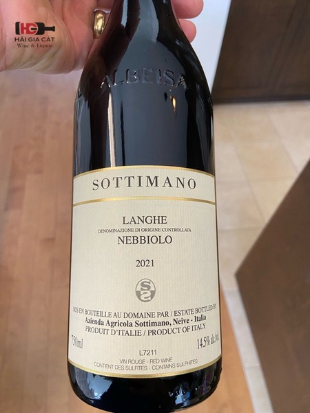 Rượu vang Nebbiolo nổi bật với phong cách mạnh mẽ, nhiều tannin và độ chua cao