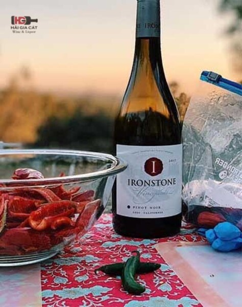 Pinot Noir có nguồn gốc từ vùng Burgundy, Pháp, nơi có lịch sử trồng nho lâu đời